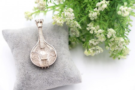 Alfinete de peito em forma de guitarra portuguesa em prata recortada